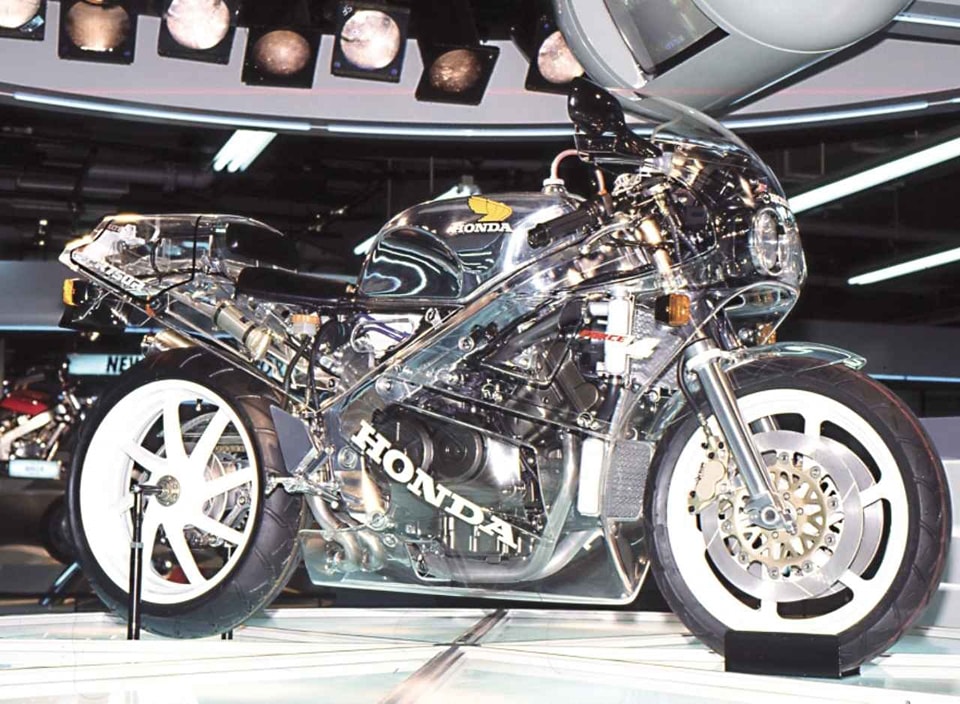 Clear cowled RC30 at the 1987 Tokyo Motor Show. Any observations?
#classicbikeshows #classicmotorcycle #classicbike #motorcycleclub #classicmotorcycles #motorbikelife #classicbikes #motorcycleevents