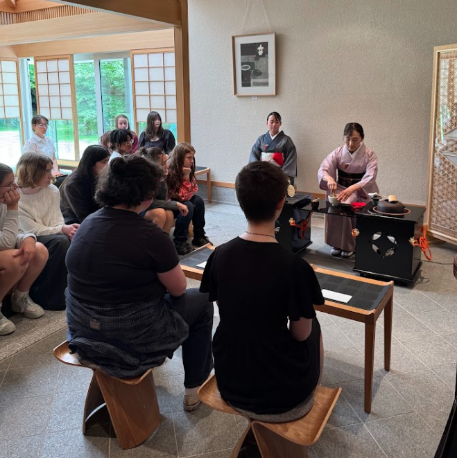 Ambassador Shimada and Mrs. Shimada recently welcomed students from the UCD Summer Camp programme to their residence. Mrs Shimada demonstrated Chado/Sado (tea ceremony), and the students enjoyed this authentic Japanese cultural experience. 🇯🇵🇮🇪