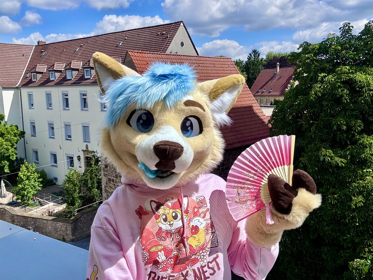 Enjoying the day off on the balcony c: 🍓 

🪡 <a href="/MilesFurStudios/">Miles Fur Studios</a>