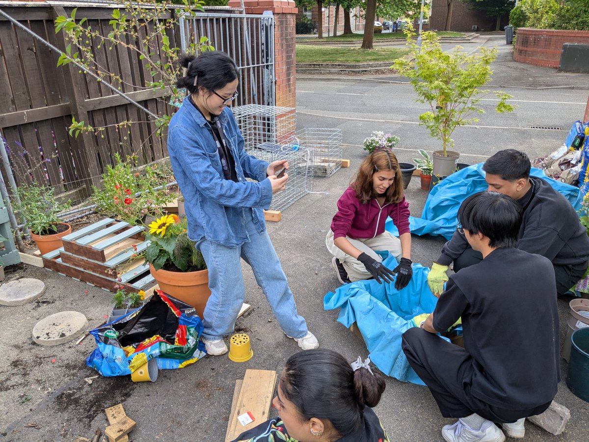 Manchester Metropolitan Uni (@manmetuni) on Twitter photo Students worked with TV presenter Jason Williams (<a href="/CloudGardenerUK/">Cloud Gardener UK</a>) and social enterprise <a href="/SowtheCity/">Sow the City</a> to build two micro-gardens for the Manchester Flower Festival. ๐บ ๐ป
Through our Rise programme, students spent eight weeks working with Jason to design and build the gardens. Students worked with TV presenter Jason Williams (<a href="/CloudGardenerUK/">Cloud Gardener UK</a>) and social enterprise <a href="/SowtheCity/">Sow the City</a> to build two micro-gardens for the Manchester Flower Festival. ๐บ ๐ป
Through our Rise programme, students spent eight weeks working with Jason to design and build the gardens.