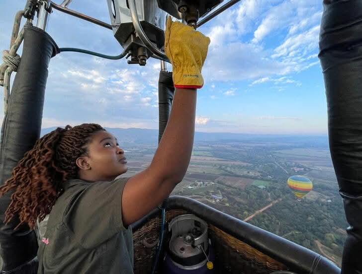 KasiEconomy's tweet image. Congrats to 30-year-old Semakaleng Mathebulafrom Ga-Rankuwa township. She is South Africa's first Black hot air balloon pilot.