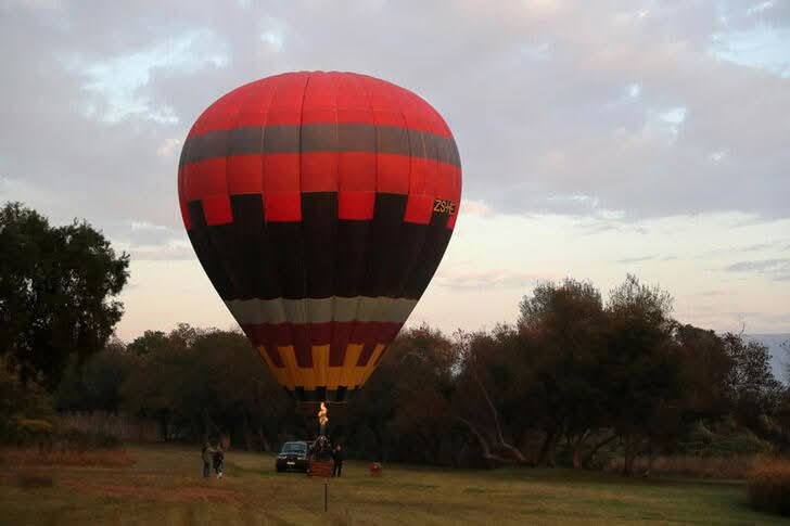 KasiEconomy's tweet image. Congrats to 30-year-old Semakaleng Mathebulafrom Ga-Rankuwa township. She is South Africa's first Black hot air balloon pilot.