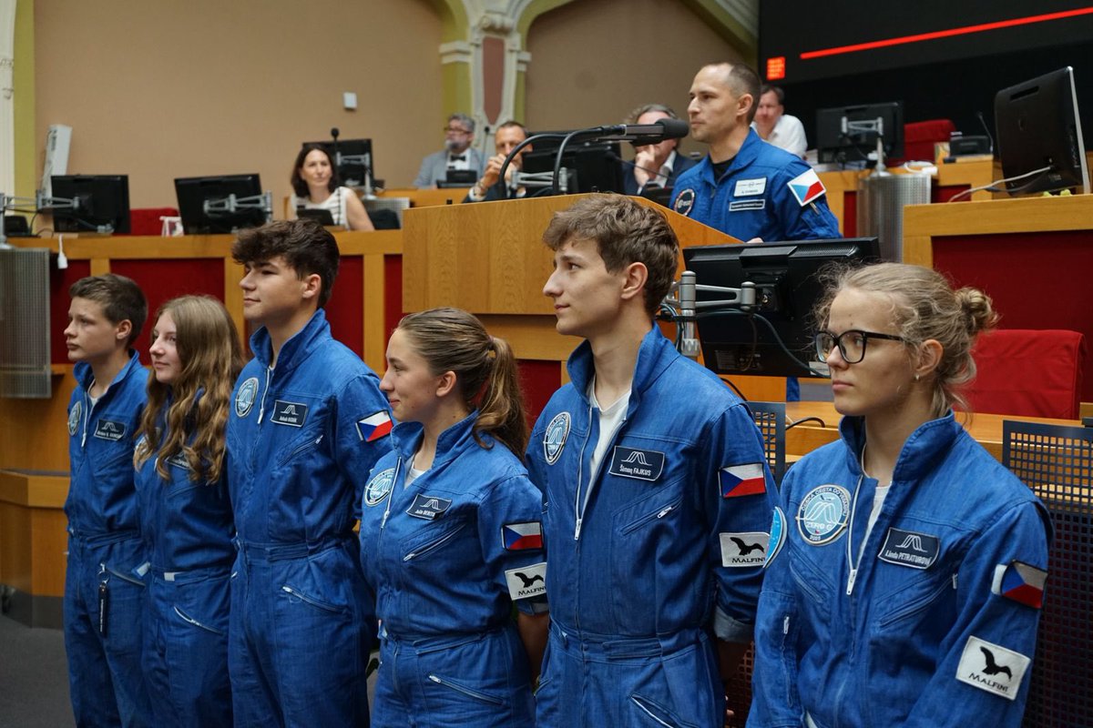 Michal Hroza (@hrozamichal) on Twitter photo Dnes nás na zastupitelstvu navštívil budoucí český astronaut <a href="/astro_ales/">Aleš Svoboda</a> 🚀 V rámci projektu Česká cesta do vesmíru má do pěti let letět na misi ESA 👨🚀 Projekt přináší šanci zapojit české školy i firmy do špičkového výzkumu a technologií 🌍✨ Dnes nás na zastupitelstvu navštívil budoucí český astronaut <a href="/astro_ales/">Aleš Svoboda</a> 🚀 V rámci projektu Česká cesta do vesmíru má do pěti let letět na misi ESA 👨🚀 Projekt přináší šanci zapojit české školy i firmy do špičkového výzkumu a technologií 🌍✨