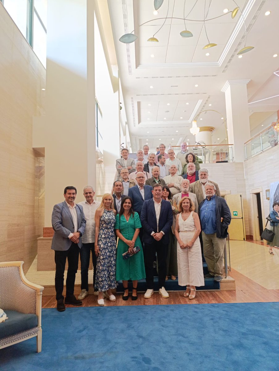 Almuerzo de la APG con el líder de los socialistas gallegos (PSdeG), José Ramón Gómez Besteiro. Sin duda arrojó claves importantes sobre la situación política actual para los numerosos colegas que asistieron...