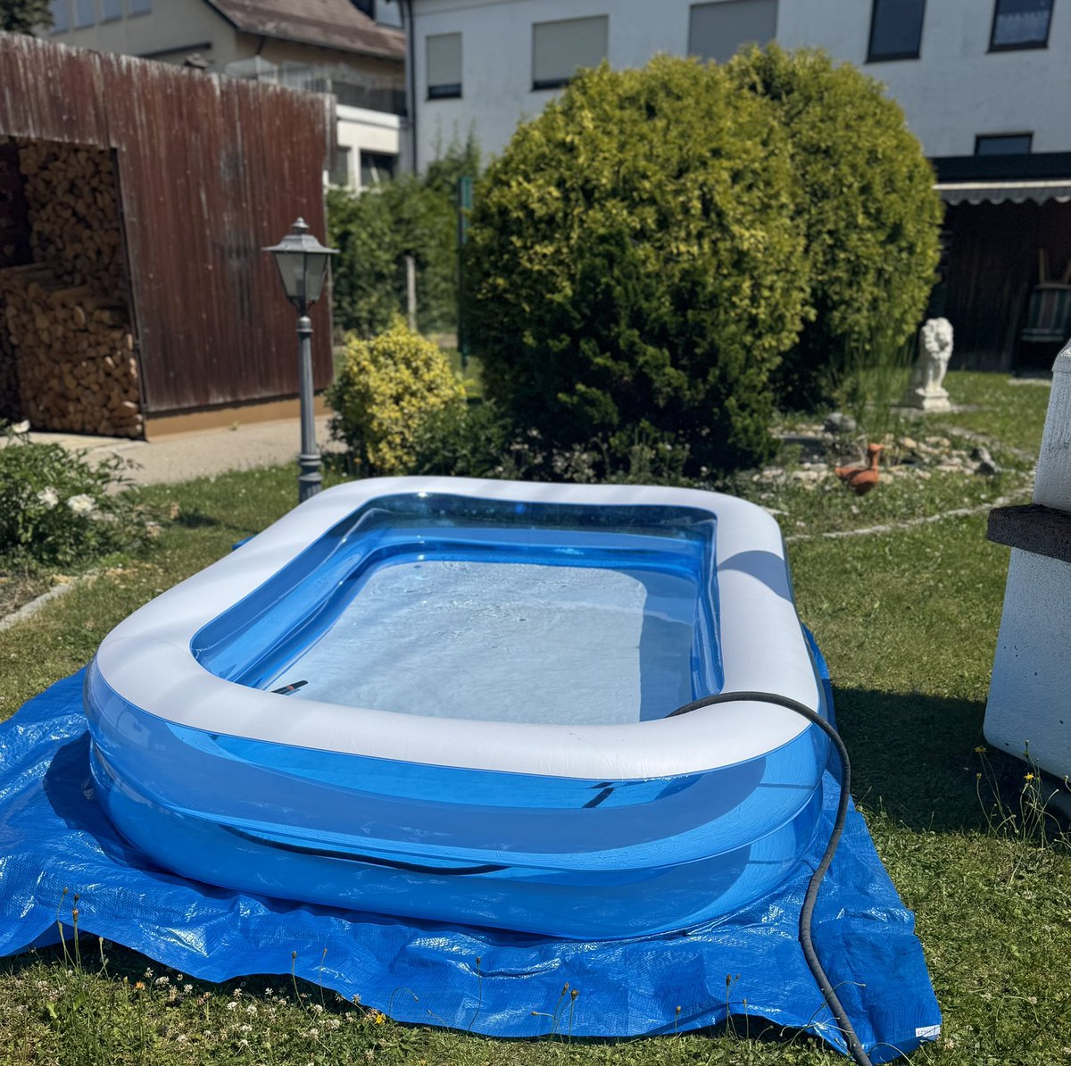 🔥 Das gemütliche Grillen könnte irgendwie in einer Poolparty enden! Mir war wohl nicht ganz bewusst, wie groß das Ding außerhalb seiner Verpackung ist. 🤔