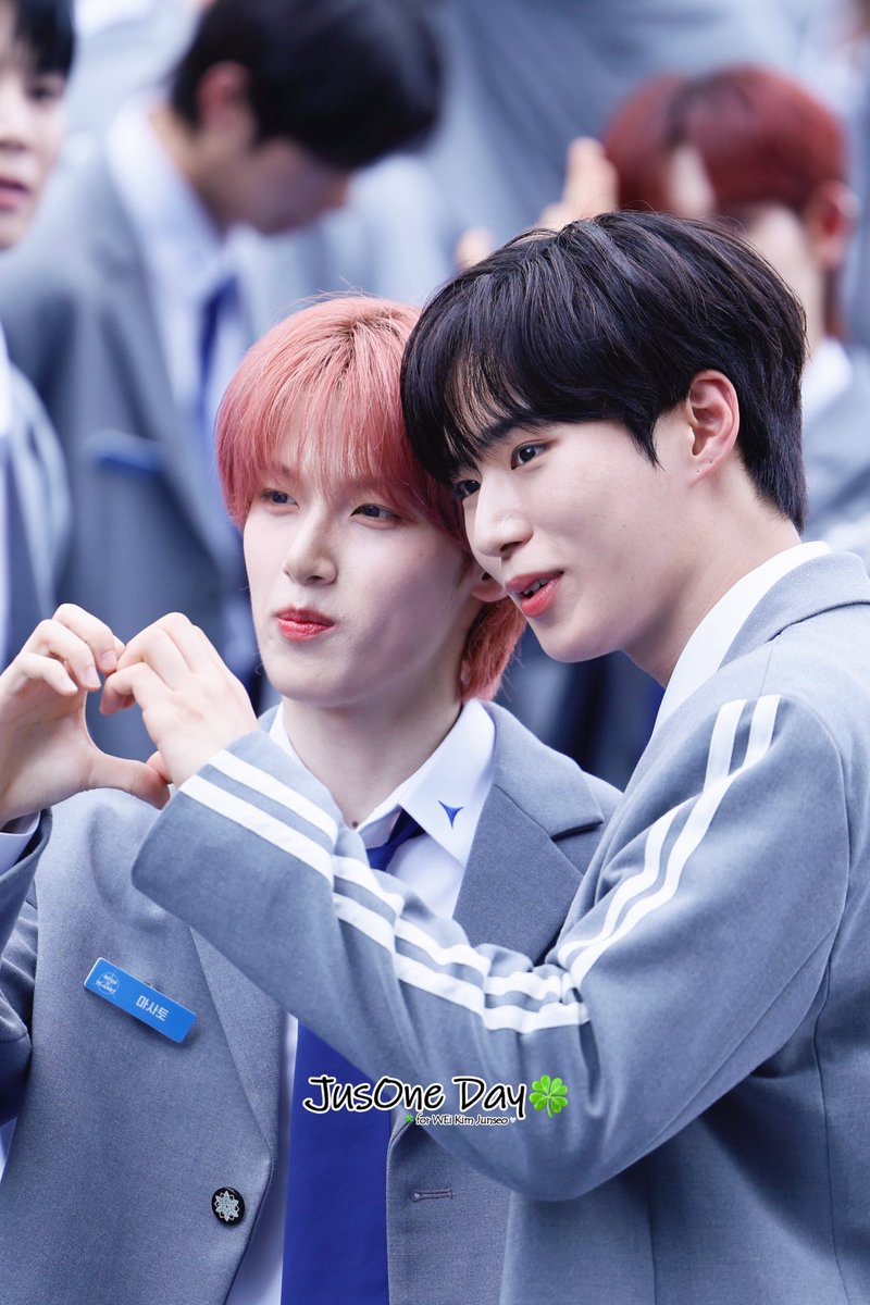 JusOneDay1120's tweet image. 250614 BOYS II PLANET OPEN STAGE
#κΉμ€μ #KIMJUNSEO
#λ§μ¬ν #MASATO
#μμμ΄ #WEi #BOYS2PLANET #보μ΄μ¦2νλλ
#μ€λλ_μ€μλ₯Ό_κΌ_μμν΄