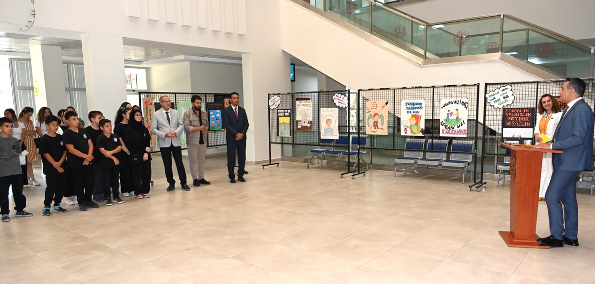 denizlimem's tweet photo. Olumlu Okul İklimi Oluşturma İyi Uygulama Çalışması Sergisi ve Ödül Töreni 

“Okullarda Şiddetin Önlenmesi” genelgesi doğrultusunda Müdürlüğümüzce Okul Ortamında Akran Zorbalığını Azaltmaya Yönelik yapılan çalışmalar kapsamında  ortaokullarımıza yönelik geliştirilen Olumlu Okul İklimi Oluşturulmasına Yönelik İyi Uygulama projesinin sergisi ve ödül töreni yapıldı.

İl Milli Eğitim Müdürlüğü fuaye alanında yapılan ödül törenine İl Milli Eğitim Müdürümüz Emre Çalışkan, öğretmenler ve Olumlu Okul İklimi Oluşturulmasına Yönelik İyi Uygulama projesi çalışmalarında dereceye giren öğrenciler katıldı.

Pamukkale Zahide Kaynak Dinçer Ortaokulu ve Pamukkale Tekkeköy Ortaokulunda yürütülen projede dereceye giren öğrenciler ödüllerini İl Milli Eğitim Müdürümüz Emre Çalışkan'dan aldı.

Olumlu Okul İklimi Oluşturulmasına Yönelik İyi Uygulama projesinde öğrencilerimiz akran zorbalığına çözüm üretmeye yönelik özgün bakış açıları geliştirerek aynı zamanda da eserleriyle sanatsal duyarlılıklarını ortaya koydular.

@emre_caliskan 
@Yusuf__Tekin 
@tcmeb