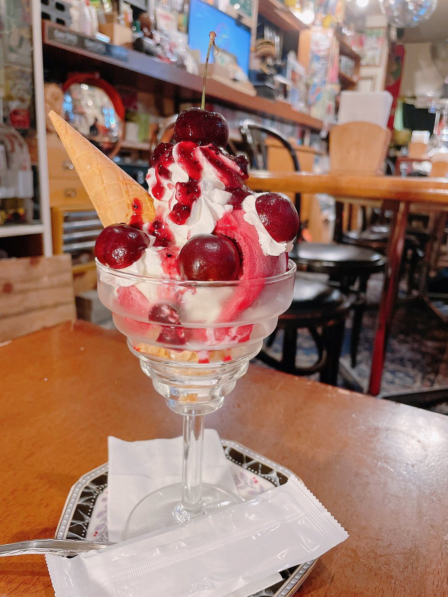 ヴァンヴェール珈琲の
チェリーパフェ❤️

チェリーとカシスのアイスが
たまらんのです😍😍

ちなみにパワーチェリーのチェリーは
"さくらんぼ"より
"アメリカンチェリー"です🍒