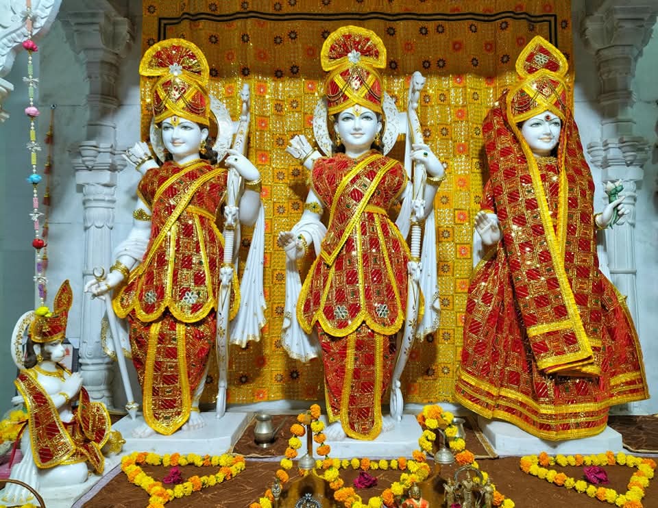 श्री राम मंदिर, प्रभासक्षेत्र - गुजरात (सौराष्ट्र),
ज्येष्ठ कृष्ण अष्टमी - गुरुवार
मध्याह्न श्रृंगार.... 

प्रभास तीर्थ में हिरण्या नदी के किनारे बिराजमान भगवान श्रीराम प्रभु के तीर्थ
🛕

जय सियाराम जय हनुमान।। 🥀❣️