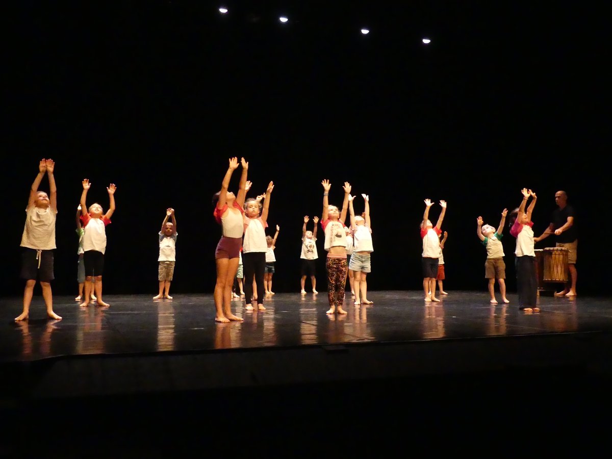 DSDEN82's tweet image. Projet "danse à l'école" piloté par Céline Cantagrel, la CPD EPS. Sur 2 jours, 26 classes sont accueillies au théâtre Olympe de Gouges de @villemontauban :
❓Quizz sur la #danse
👥Partage avec d'autres classes
🩰Danse des JO
💃🕺 Prise d'espace et spectacle des élèves.
