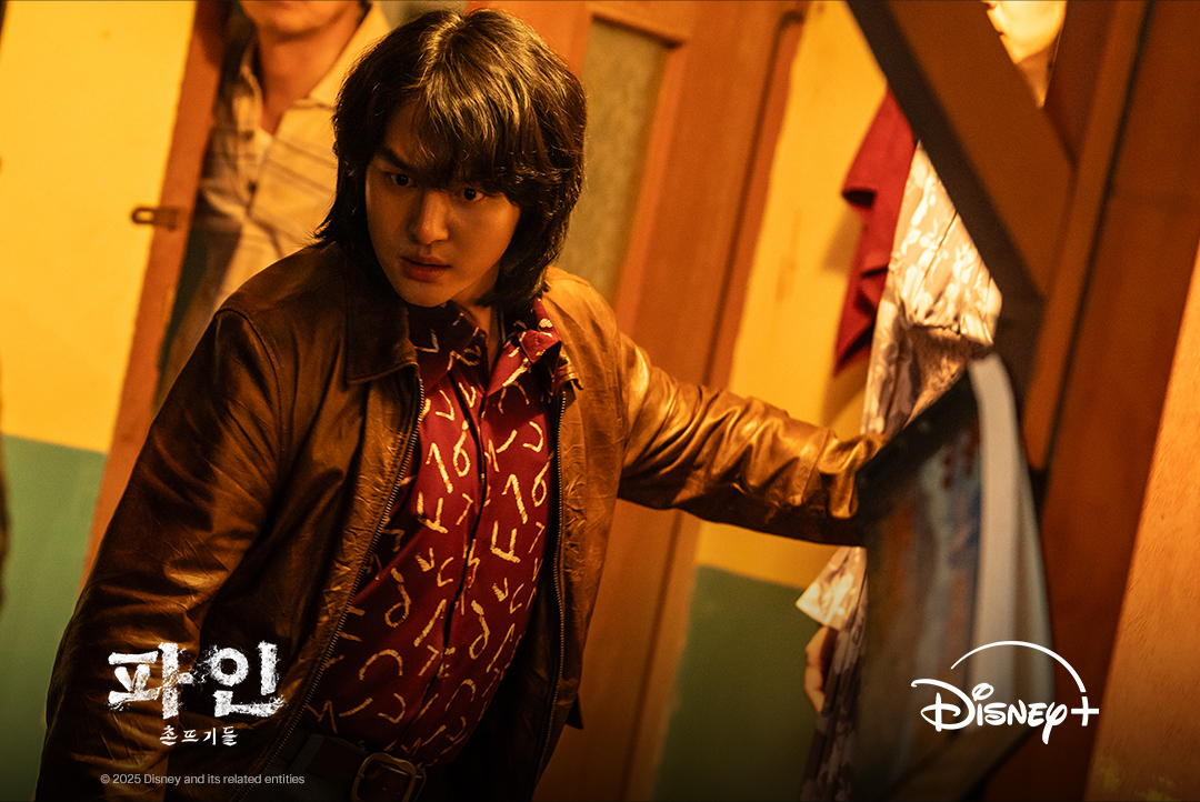 DisneyPlusKR's tweet photo. 돈 맛에 눈 뜬 신출내기!
보물 찾으러 바다로 간 서울 사나이 희동🌊

속고 속이는 보물 쟁탈전!
'희동' 캐릭터 스틸 공개📸

<파인: 촌뜨기들> 7월 16일 단독 공개

#파인촌뜨기들 #LowLife
#류승룡 #양세종 #임수정
#디즈니플러스 #DisneyPlusKR https://t.co/tyH6B5mJZF