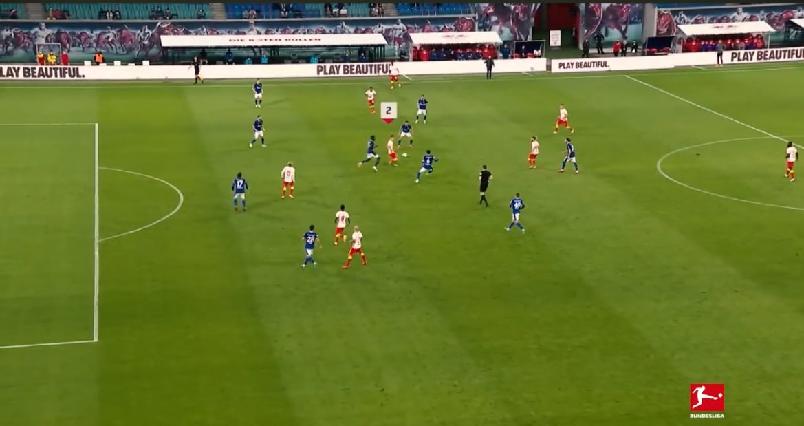 JOGOFUNCIONAL1's tweet photo. Really liked watching this team 

Minimum Width  

They would bring 8/9 players to the ball side with only the far side WB wider

Emphasis on central combinations &amp; frequent diagonal passes

Really vertical with passes &amp; with multiple movements pushing back the defensive line https://t.co/0HyxgFupiL