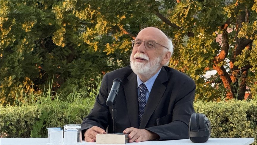 ❝Neyi, nasıl, kime, neden söylediğini hisseder, ondan hisse çıkarırdınız❞

Prof. Dr. Nabi Avcı, Fethi Gemuhluoğlu üzerine konuşma yaptı v.aa.com.tr/3604340