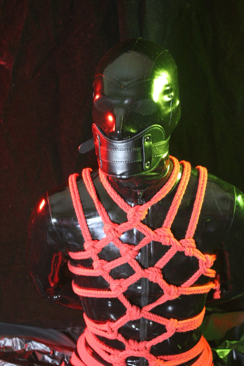 the_onelion's tweet photo. Warming up for Manchester Rubber Weekend with this cute little rubber toy 😈
Tight suit. Tighter rope. Just how the Den likes it. https://t.co/5yGnCOAIAq