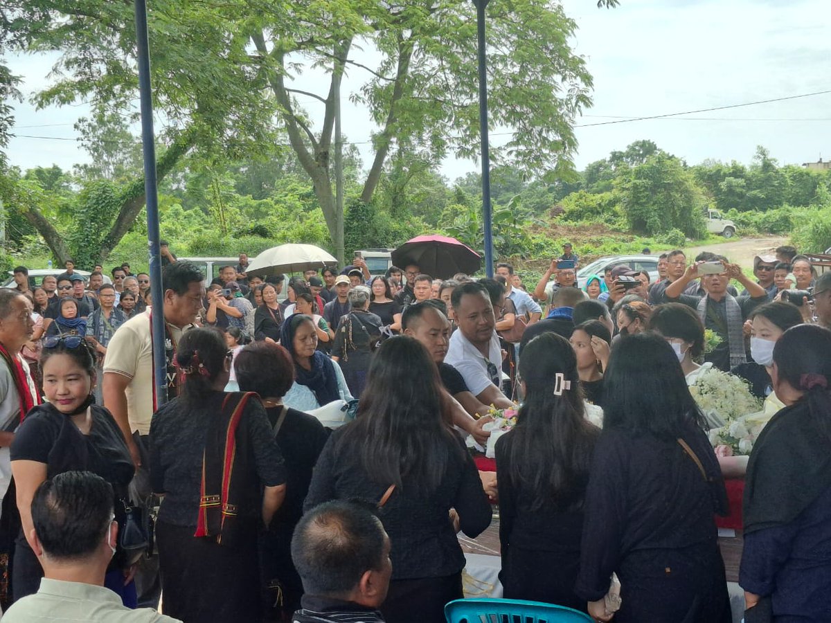 Dimapur_INC's tweet photo. The DCC Dimapupaid solemn respects to the late Miss Lamnunthem Singson today. A wreath was laid in her memory at Dimapur Airport.

 Our thoughts are with her family and loved ones during this difficult time. May her soul rest in peace.

#DimapurCongress #LamnunthemSingson #RIP https://t.co/Z3OElXTRk8