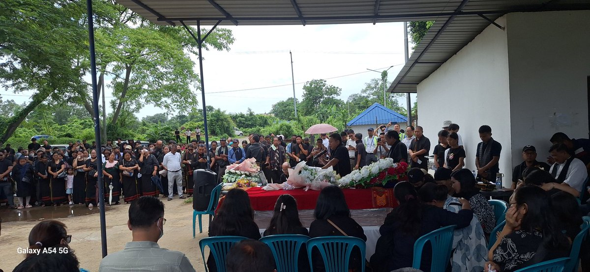 Dimapur_INC's tweet photo. The DCC Dimapupaid solemn respects to the late Miss Lamnunthem Singson today. A wreath was laid in her memory at Dimapur Airport.

 Our thoughts are with her family and loved ones during this difficult time. May her soul rest in peace.

#DimapurCongress #LamnunthemSingson #RIP https://t.co/Z3OElXTRk8