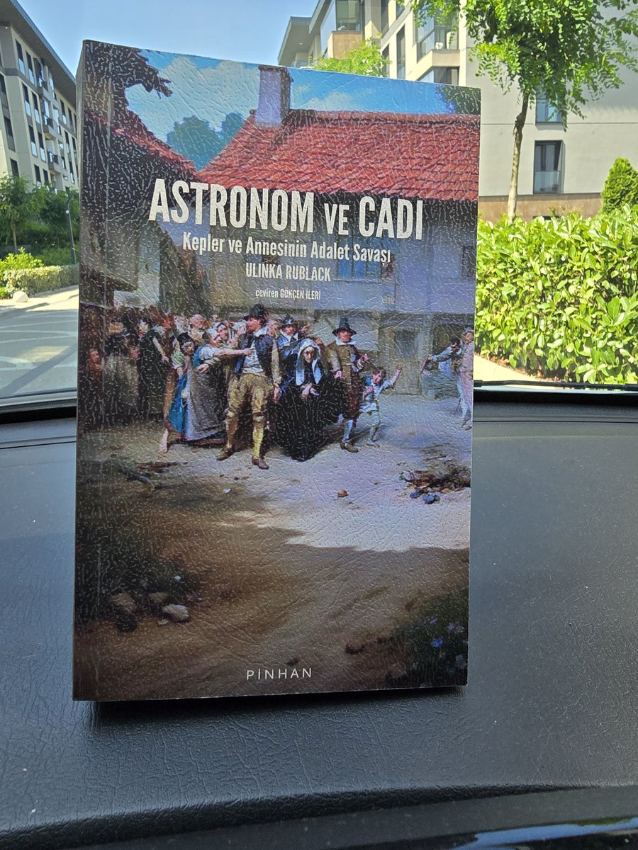 Cadı avlarının Almanya ve Avrupa’nın dört bir köşesine yayıldığı, hedef tahtasında da özellikle dul kadınların konulduğu o vahşi çağda, aile bağlarının gücünü, yan yana durmanın önemini ve sayılar ne kadar küçük olursa olsun dayanışmanın ve direnişin sonunda kazandığını anlatan