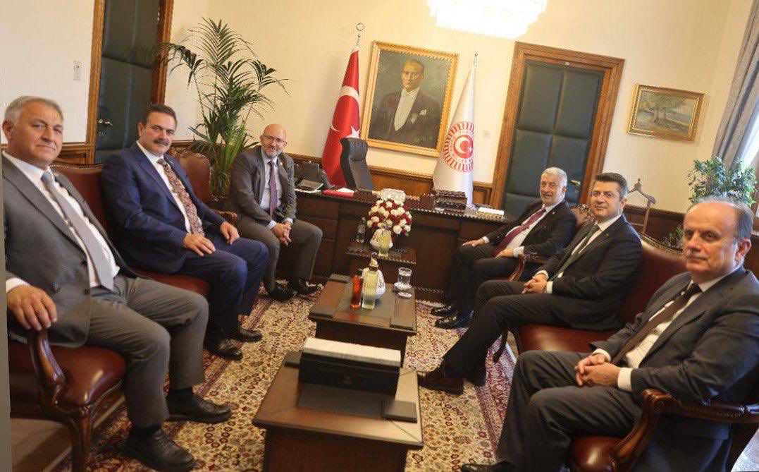 İller idaresi genel Md, Edirne Valisi, Sağlık bakan Yrd. olarak çok önemli görevlerde bulunmuş hemşerimiz ve kıymetli dostum ⁦<a href="/kursatkirbiyik/">H. Kürşat KIRBIYIK</a>⁩ 
⁦<a href="/TBMMresmi/">TBMM</a>⁩ genel sekreteri olarak atandı. 
Başarılar dilerim, Rabbim işlerini kolay kılsın.