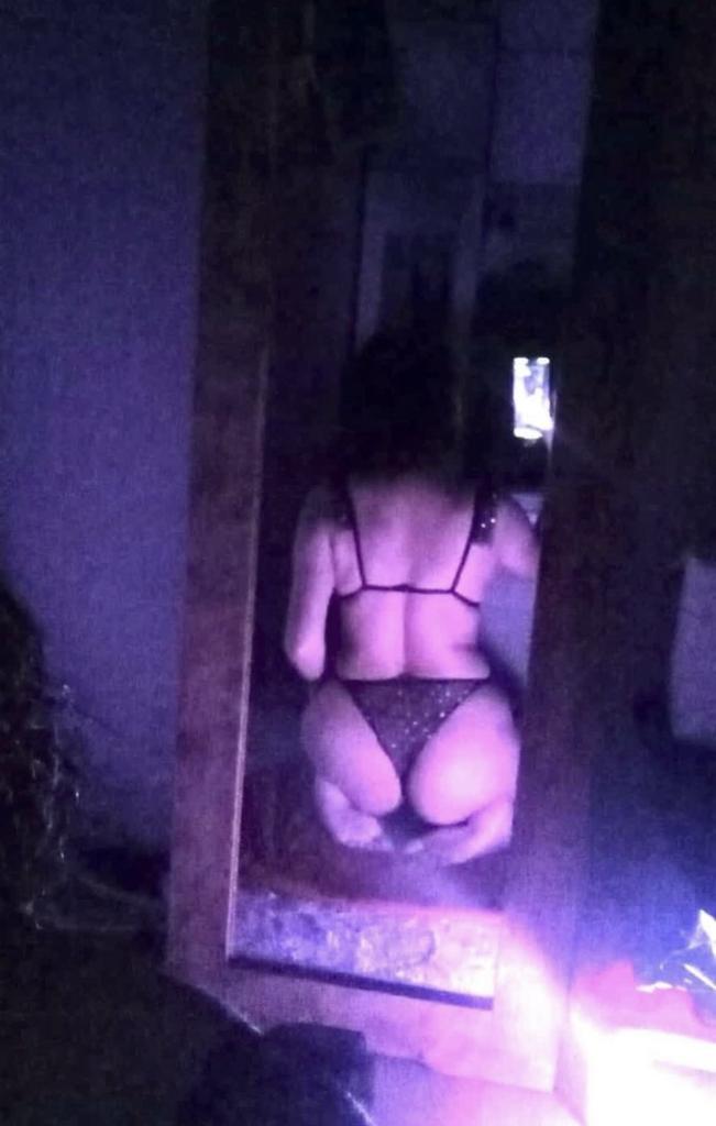 صباح الخير لكل الاصدقاء
Bremen Hafen yakınlarında yaşayan 28-32 yaş aralığında, eğlenceyi seven çiftlerle tanışmak isteyen bir çiftiz.