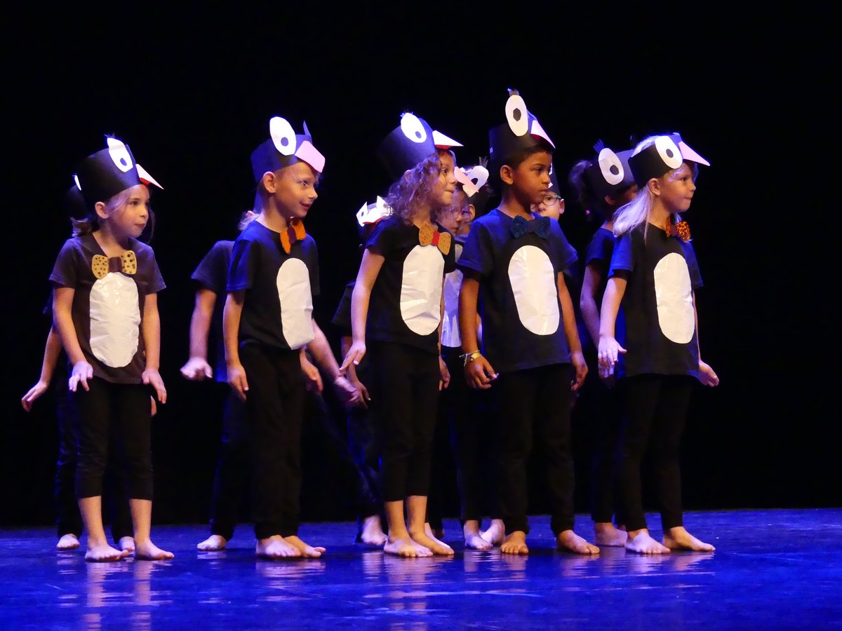 DSDEN82's tweet image. Projet "danse à l'école" piloté par Céline Cantagrel, la CPD EPS. Sur 2 jours, 26 classes sont accueillies au théâtre Olympe de Gouges de @villemontauban :
❓Quizz sur la #danse
👥Partage avec d'autres classes
🩰Danse des JO
💃🕺 Prise d'espace et spectacle des élèves.
