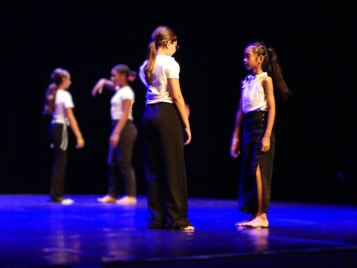 DSDEN82's tweet image. Projet "danse à l'école" piloté par Céline Cantagrel, la CPD EPS. Sur 2 jours, 26 classes sont accueillies au théâtre Olympe de Gouges de @villemontauban :
❓Quizz sur la #danse
👥Partage avec d'autres classes
🩰Danse des JO
💃🕺 Prise d'espace et spectacle des élèves.