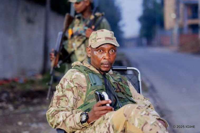 Willy Ngoma: le héros de l’intégration conditionnelle 

🚔🚔🚔🚔🚔🚔🚔🚔🚔🚔🚔

L’Est nous façonne ses héros dont Willy Ngoma, né en 1974, qui est un dirigeant militaire et porte-parole du Mouvement du 23 mars (M23), une rébellion active dans l’est de la RDC. 

Présenté par des