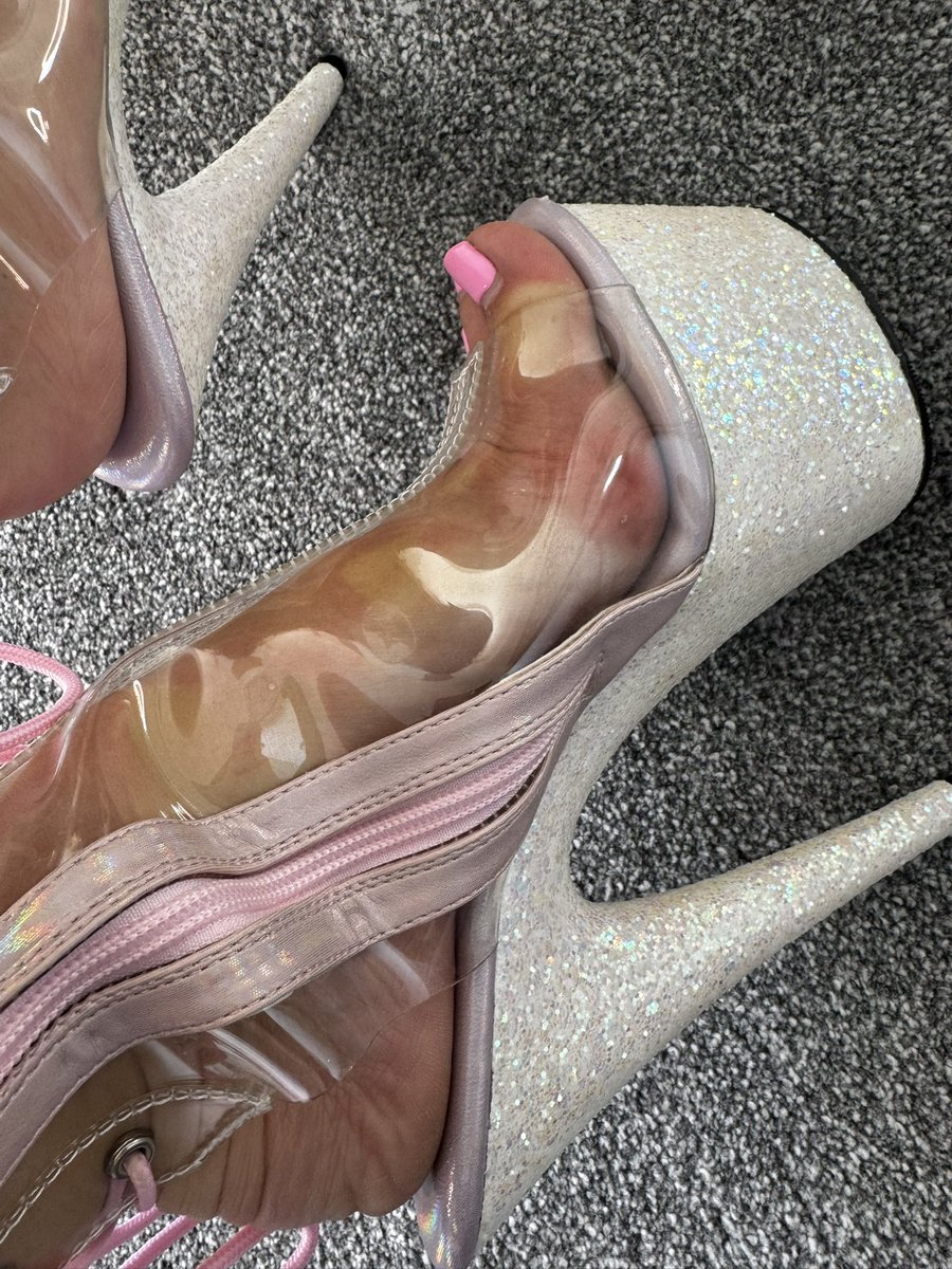 Do you want to lick the sweat and steam from inside My heels? 😜🤤