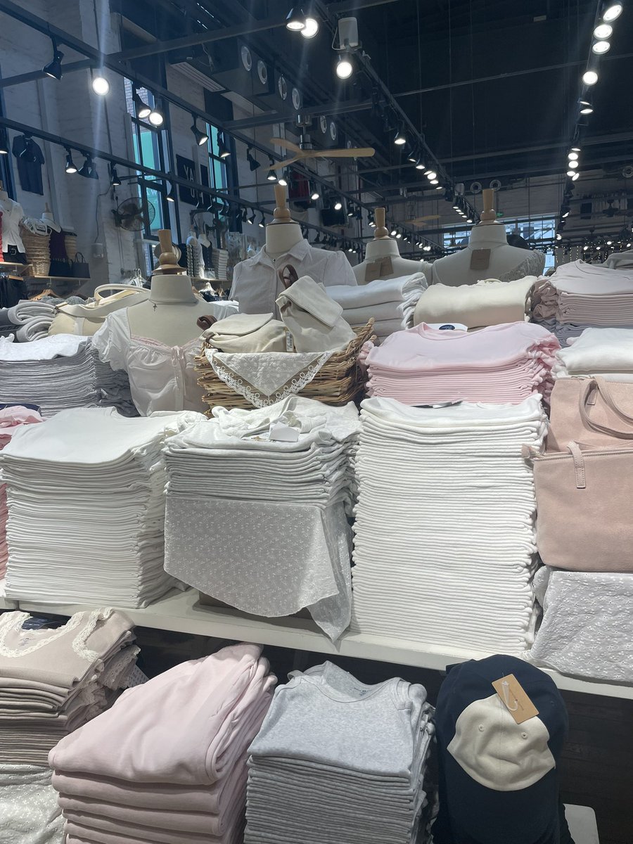 parakissme's tweet image. brandy melville in china literally doesnt compare omfg