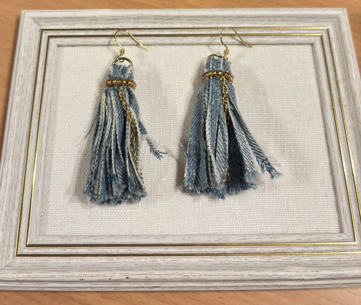 私がヘビロテしているデニムタッセルピアス
これは古着のデニムを切って作った物だけど、販売するのは古着を使いたくなくて
ようやく新品の色落ちデニム生地を入手できたので作ろうかと

販売目指して頑張ります✊

#Lemioハンドメイド
#ハンドメイドアクセサリー