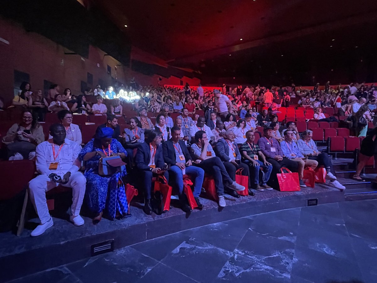 ✊🇵🇸 | Ouverture du 13e Congrès de <a href="/CCOO/">COMISIONES OBRERAS</a> avec des délégations internationales en solidarité avec la Palestine ✊🇵🇸 | Opening of the 13th CCOO Congress with international delegations, standing in solidarity with Palestine

<a href="/UnaiSordo/">Unai Sordo</a> 

#CCOOConPalestina