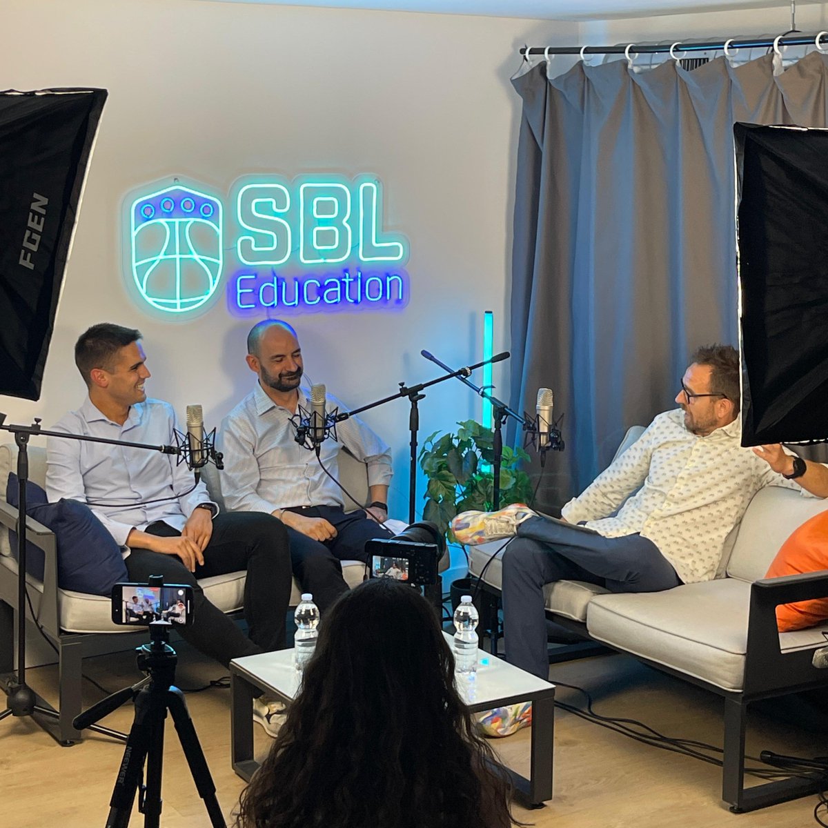 sbleducation's tweet photo. 🎙 El pasado martes celebramos un nuevo #MeetInTheLab sobre la Final Four de la Euroleague con 3 voces top:
🗞 David Carnicero (Movistar+)
🏀 Alberto Ausin (Baskonia)
🌍 Diego F. Bonet (Euroleague)
Evento, afición, embajadores y más.
Pronto el episodio completo 🚀 https://t.co/nzgOkL9Ej5