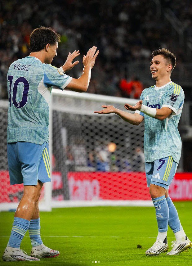 2025 FIFA Kulüpler Dünya Kupası’nda sahne alan A Millî futbolcularımızdan Kenan Yıldız, Juventus’un Birleşik Arap Emirlikleri temsilcisi Al Ain'i 5-0 mağlup ettiği karşılaşmada İtalyan ekibinin 3. golüne imza attı.

Tebrikler Kenan!

#BizimÇocuklar 🇹🇷 #FIFACWC