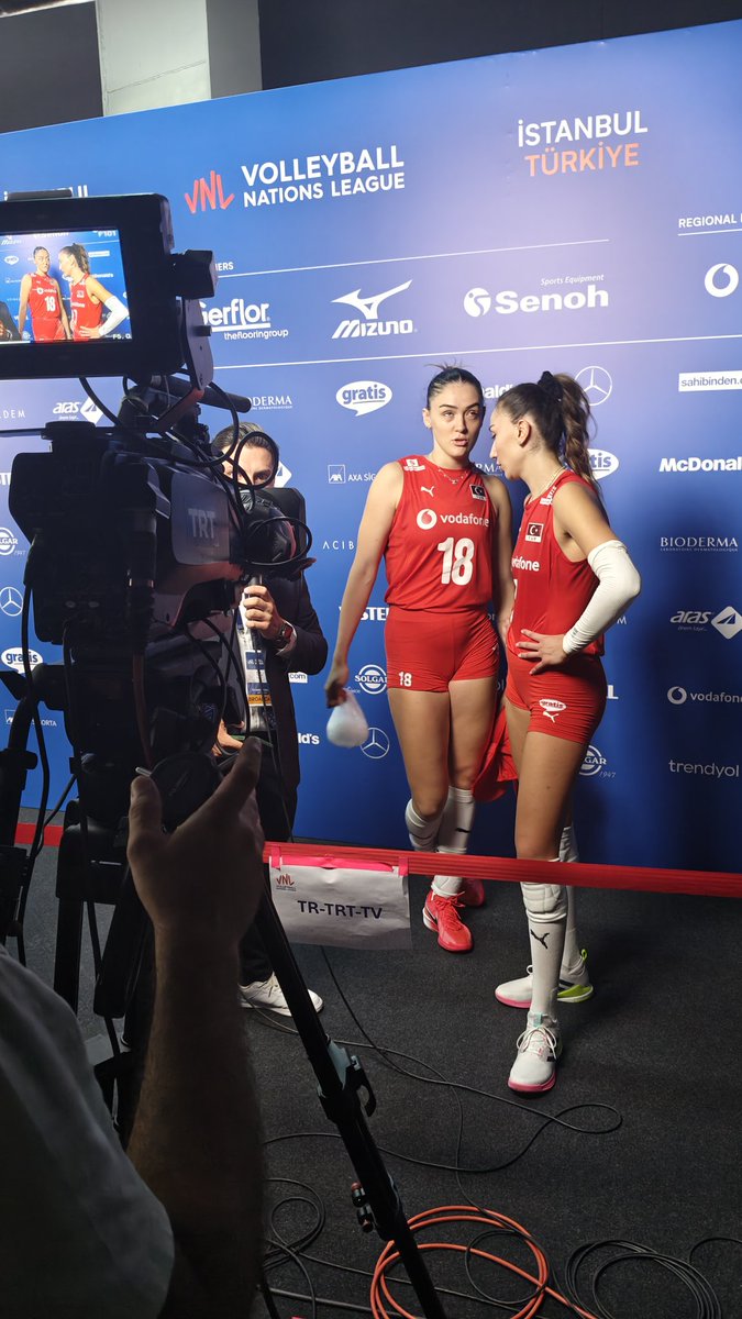 Romain Hanskens (@teamfrozzie) on Twitter photo Comfortable win for Türkiye yesterday vs Dominican Republic in the VNL. Hande Baladin finished top scorer so she earned the rights of <a href="/volleyballworld/">Volleyball World</a> post-game interviews with <a href="/AndyBodfish/">Andy Bodfish</a> and then <a href="/enesyalniz/">Enes Yalnız</a> on TRT Sport ❤️🇹🇷🏐. Tonight, Türkiye vs Canada.
#FileninSultanları Comfortable win for Türkiye yesterday vs Dominican Republic in the VNL. Hande Baladin finished top scorer so she earned the rights of <a href="/volleyballworld/">Volleyball World</a> post-game interviews with <a href="/AndyBodfish/">Andy Bodfish</a> and then <a href="/enesyalniz/">Enes Yalnız</a> on TRT Sport ❤️🇹🇷🏐. Tonight, Türkiye vs Canada.
#FileninSultanları