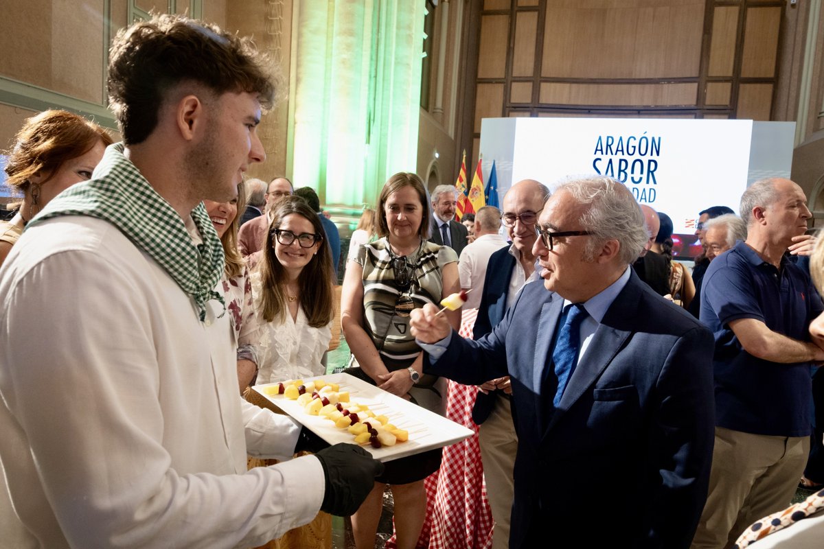 Gobierno de Aragón (@gobaragon) on Twitter photo 👨🍳 El <a href="/GobAragon/">Gobierno de Aragón</a> presenta la nueva imagen de <a href="/aragonalimentos/">Aragón Alimentos</a> y su lema: 'Aragón, sabor de verdad'
➡️ El presidente <a href="/Jorge_Azcon/">Jorge Azcón</a> ha destacado la importancia del sector agroalimentario, "el principal medio de vida en 23 de las 33 comarcas aragonesas".
La nueva imagen llega de 👨🍳 El <a href="/GobAragon/">Gobierno de Aragón</a> presenta la nueva imagen de <a href="/aragonalimentos/">Aragón Alimentos</a> y su lema: 'Aragón, sabor de verdad'
➡️ El presidente <a href="/Jorge_Azcon/">Jorge Azcón</a> ha destacado la importancia del sector agroalimentario, "el principal medio de vida en 23 de las 33 comarcas aragonesas".
La nueva imagen llega de