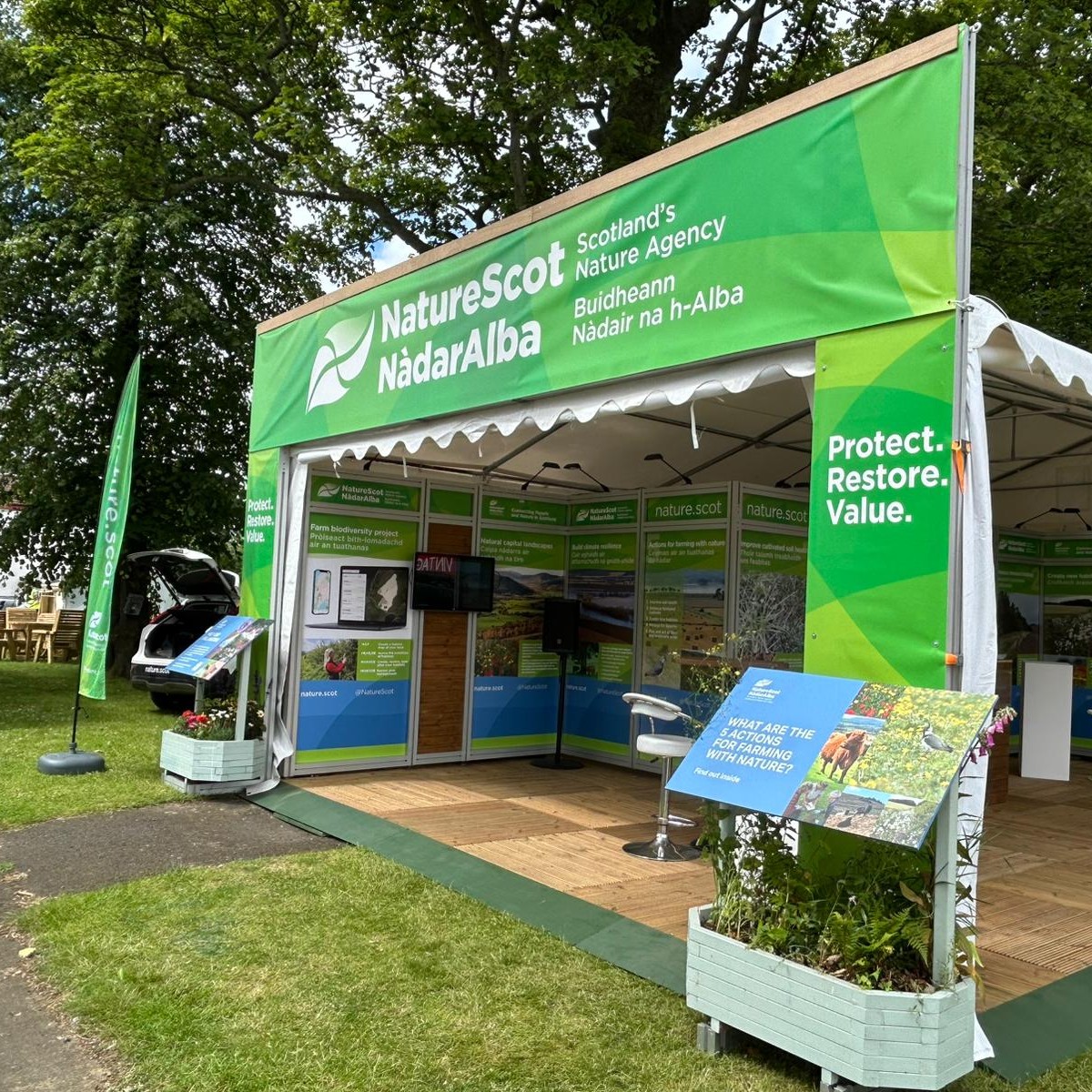 NatureScot's tweet image. Come and say hello at stand 19 Floral Walkway at the #RHS2025. We’re here talking about five actions for nature and for a resilient farm, and we’re demonstrating our Natural Capital Tool. 🌳👋