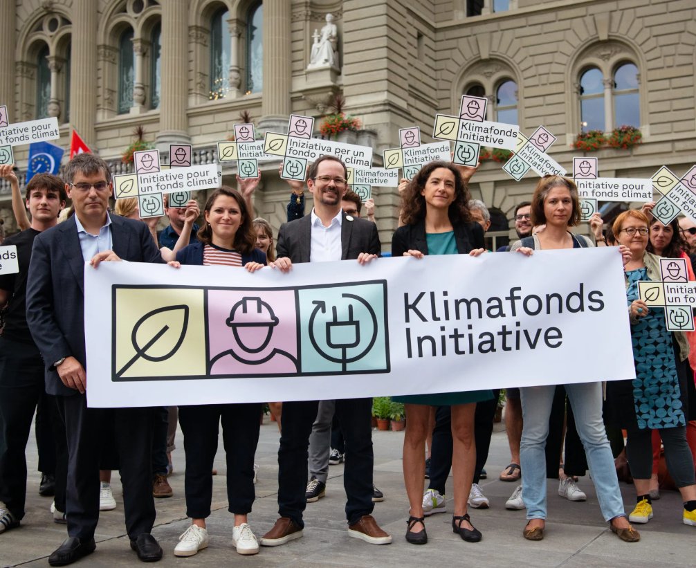 Philipp Burkhardt (@burkhardtphilip) on Twitter photo Der #Nationalrat will keinen #Klimafonds, der mit bis zu 7,7 Milliarden Franken aus der Bundeskasse gespeist wird.
Er empfiehlt eine entsprechende #Volksinitiative von <a href="/spschweiz/">SP Schweiz</a> und <a href="/GrueneCH/">GRÜNE Schweiz</a> mit 120 zu 64 Stimmen bei 4 Enthaltungen zur Ablehnung. (1/3) Der #Nationalrat will keinen #Klimafonds, der mit bis zu 7,7 Milliarden Franken aus der Bundeskasse gespeist wird.
Er empfiehlt eine entsprechende #Volksinitiative von <a href="/spschweiz/">SP Schweiz</a> und <a href="/GrueneCH/">GRÜNE Schweiz</a> mit 120 zu 64 Stimmen bei 4 Enthaltungen zur Ablehnung. (1/3)