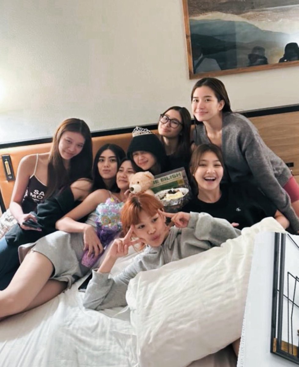 mikhaforever_'s tweet image. βwe are walo o wala hereβ - ate aiah π€