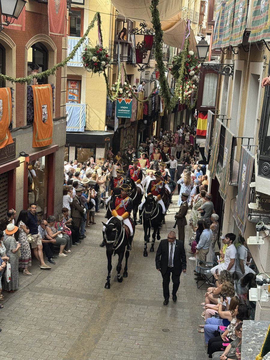 Calle Ancha de Toledo (@toledoancha) on Twitter photo Desastroso protocolo de la procesión del #CorpusChristi de #Toledo 2025. Exceso de cofradías, Cortes, parones, falta de cuidado de los detalles. Así, no <a href="/architoledo/">Archidiócesis de Toledo</a> <a href="/SICP_de_Toledo/">Catedral de Toledo</a> <a href="/CorpusToledo/">Corpus Christi Toledo</a> <a href="/ToledoSacro/">Toledo Sacro</a> Desastroso protocolo de la procesión del #CorpusChristi de #Toledo 2025. Exceso de cofradías, Cortes, parones, falta de cuidado de los detalles. Así, no <a href="/architoledo/">Archidiócesis de Toledo</a> <a href="/SICP_de_Toledo/">Catedral de Toledo</a> <a href="/CorpusToledo/">Corpus Christi Toledo</a> <a href="/ToledoSacro/">Toledo Sacro</a>