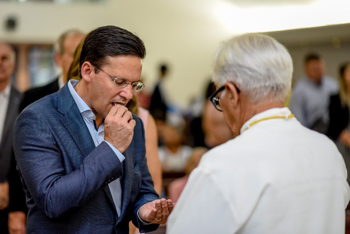 “Quem come a minha carne e bebe o meu sangue permanece em mim, e eu nele.”
João 6:56

O amor se fez pão para estar conosco todos os dias. Hoje o céu toca a terra no mistério da Eucaristia. Que neste Corpus Christi nossos corações sejam templos vivos para acolher Jesus.
