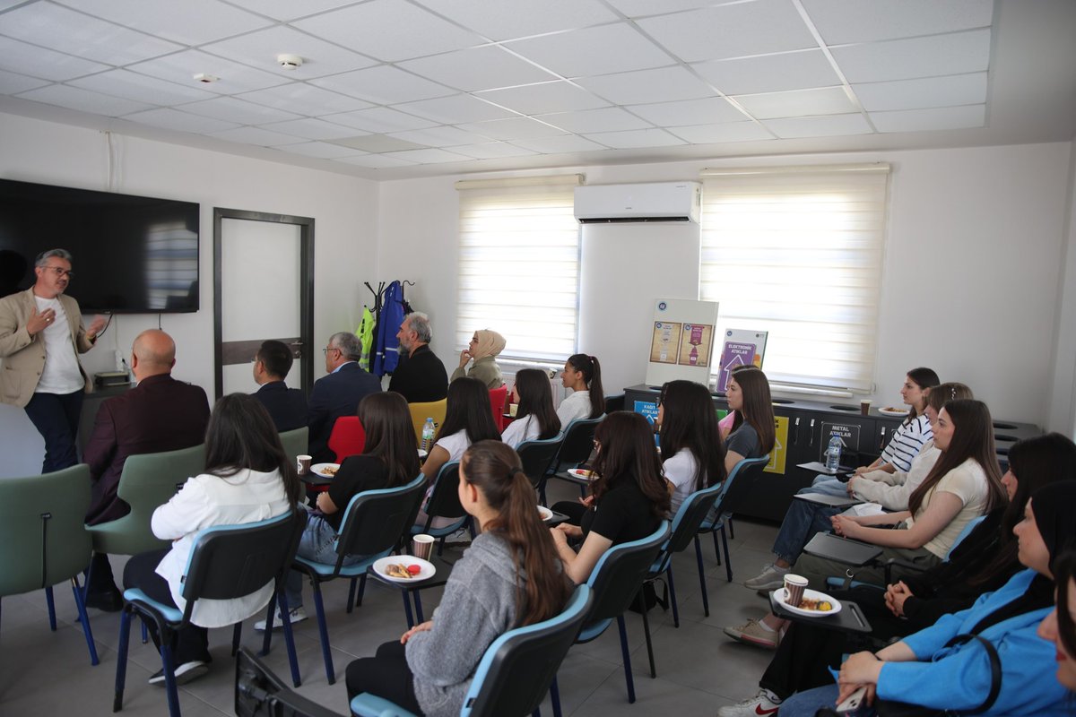 Akyurt Sıfırdan Başlıyor.

Sıfır atık eğitimlerimizi tüm okullarımıza yayarak ilkokul seviyesinde 4500 öğrencimize eğitim verdik.

Eğitimin yaygınlaştırılması amacıyla okullarımızdan öğrencilerimiz de bizlerle birlikte projede yer aldı.