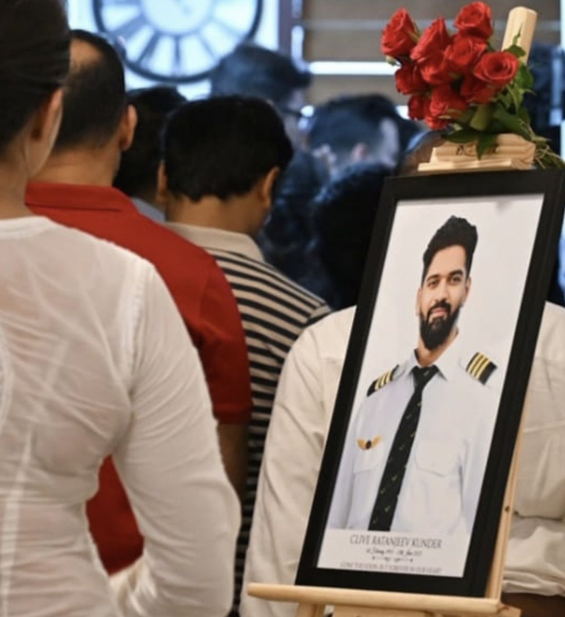 5pujasharma's tweet photo. 🕊️ Air India crash: Co-pilot Clive Kunder laid to rest in Mumbai. Family, friends, and colleagues pay heartfelt tribute to his service and bravery. May his soul rest in peace. 🙏
#CliveKunder #AirIndia #Mumbai #Tribute #RIP https://t.co/okj30TXzzc