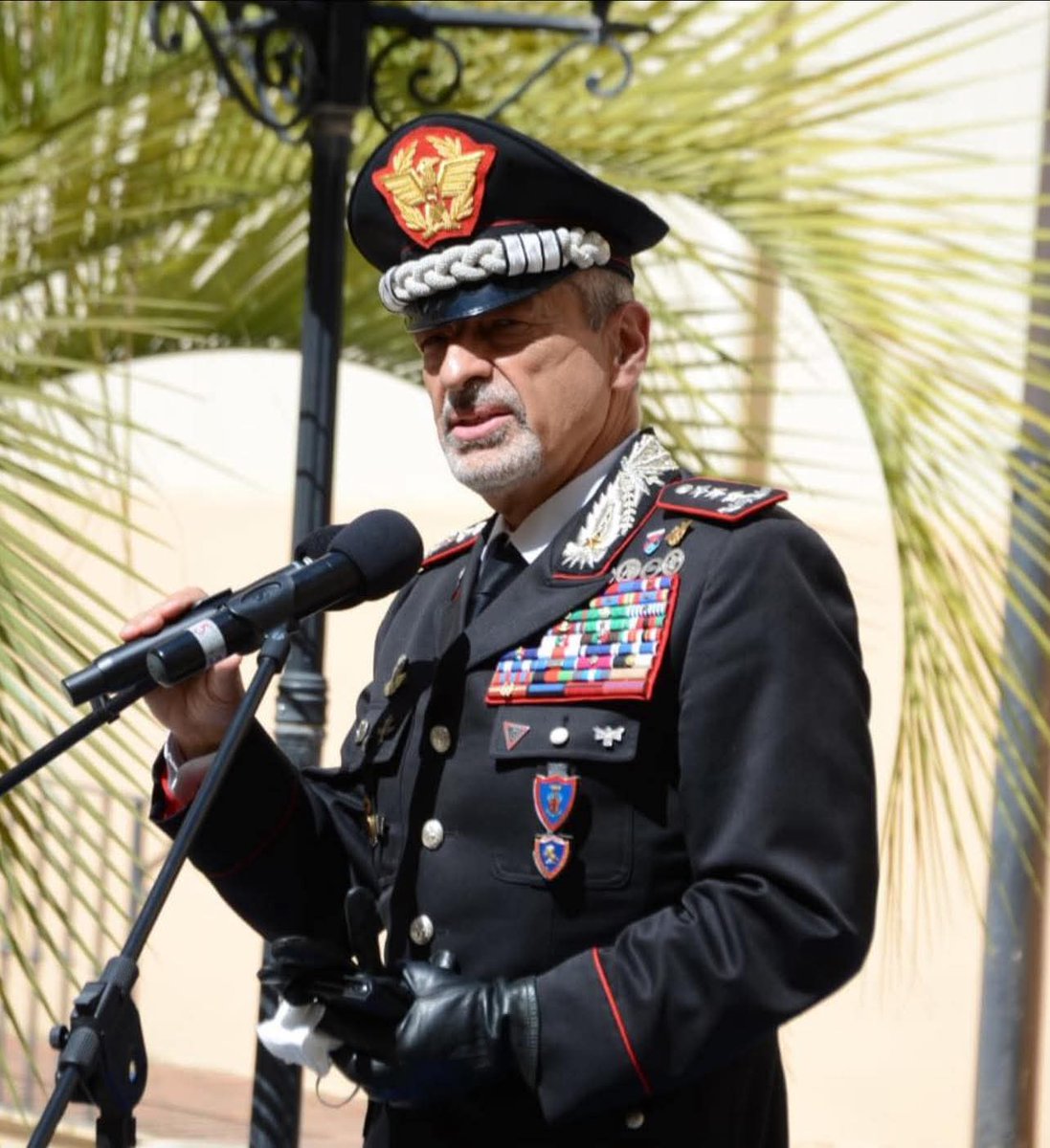 Fonte: Gazzetta di Parma

CARABINIERE ASSASSINATO, POLIZIOTTI SOTTO INCHIESTA PER AVER UCCISO IL RAPINATORE: LE AMARE PAROLE DEL GENERALE CARMELO BURGIO CHE SPEZZANO OGNI IPOCRISIA.

Leggetelo fino in fondo.
👇👇👇
"Non è tema sul quale giocare su doppi sensi e ironia – non ce la