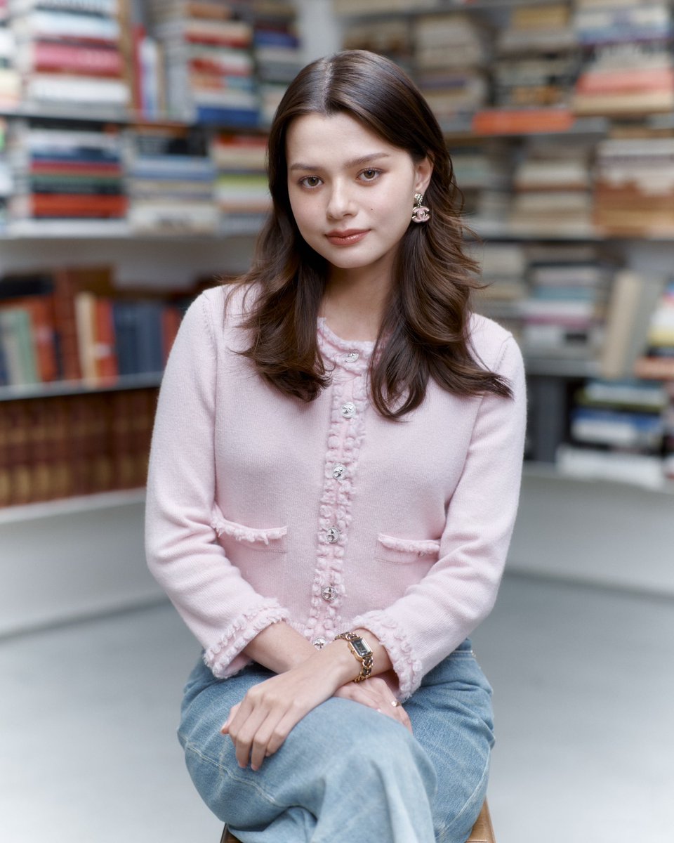 ELLE Thailand (@ellethailand) on Twitter photo ตาม เบคกี้ รีเบคก้า <a href="/AngelssBecky/">Becky Armstrong</a> แบรนด์แอมบาสซาเดอร์ของ @chanel มาส่องหนังสือเล่มโปรดที่เธอพกติดตัวไปด้วยทุกหนทุกแห่งจนกลายเป็นเพื่อนคู่ในใจชีวิต ในฐานะนักอ่านผู้รักการอ่านเป็นชีวิตจิตใจ ที่ ‘In The Library With Rebecca Armstrong'
#ELLEThailand
#CHANEL
#Beckysangels ตาม เบคกี้ รีเบคก้า <a href="/AngelssBecky/">Becky Armstrong</a> แบรนด์แอมบาสซาเดอร์ของ @chanel มาส่องหนังสือเล่มโปรดที่เธอพกติดตัวไปด้วยทุกหนทุกแห่งจนกลายเป็นเพื่อนคู่ในใจชีวิต ในฐานะนักอ่านผู้รักการอ่านเป็นชีวิตจิตใจ ที่ ‘In The Library With Rebecca Armstrong'
#ELLEThailand
#CHANEL
#Beckysangels