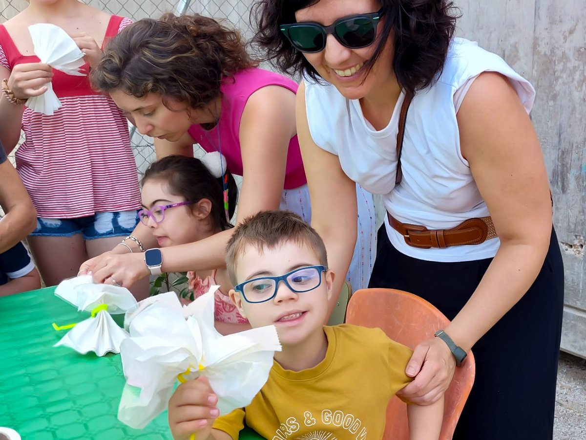Fgilgayarre's tweet photo. 🌿 Ayer celebramos la Jornada #Ecoescuelas con talleres de reciclaje, brochetas de fruta y comederos para pájaros.
🚶♂️🌍También hicimos una patrulla verde por el Cabezo junto a nuestros amigos de #FCC.
🥇¡Medallas y sonrisas para cerrar un día lleno de sostenibilidad! ♻️💚 https://t.co/wORSvlSagu