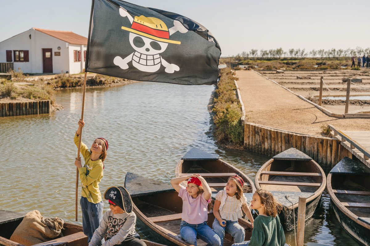 🏴‍☠️🦜 Els pirates del delta de l'Ebre eren coneguts per saquejar embarcacions i controlar el comerç de la sal, un tresor blanc molt preuat. 

👨‍👩‍👧‍👧 Us animeu a ser pirates per un dia a #MónNaturaDelta?

Més informació 👉 tuit.cat/s6Tuf

#TerresdelEbre