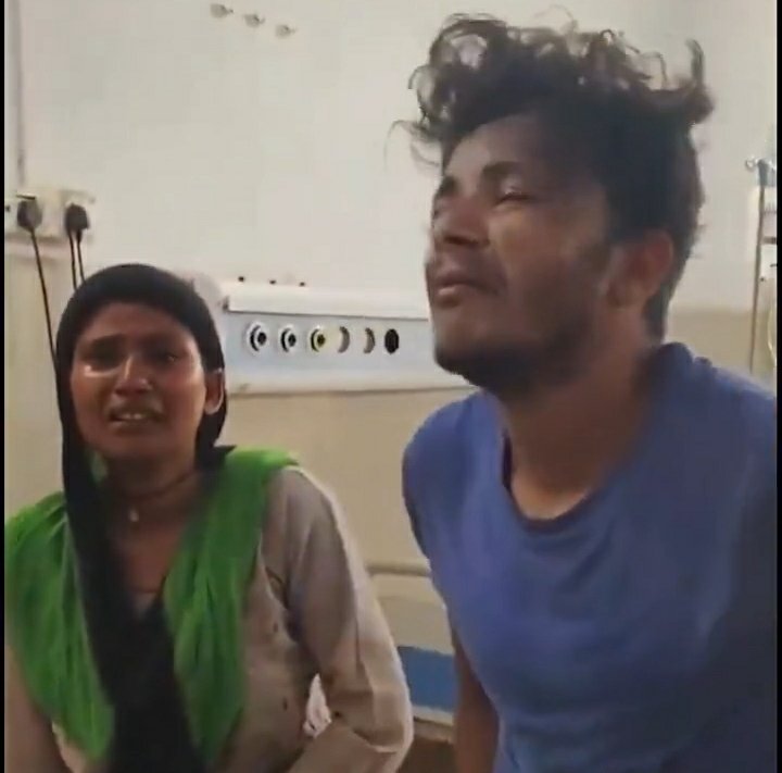 हे बिटवा.. हे बिटवा.. उठा उठा.. एक बेबस पिता अपने नवजात बेटे को उठाने की कोशिश कर रहा है.

लेकिन नवजात बच्चा कभी नही उठेगा, क्यों की वो मर चुका है. वायरल वीडियो ने दिल को झकझोर दिया है.

शाहरुख ने आरोप लगाया उसके नवजात बेटे को अस्पताल में इमरजेंसी मेडिकल ट्रीटमेंट नही दिया. उसका