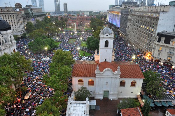 ceciceci82's tweet photo. Mirá la diferencia.... Esto si fue una marcha real de autoconvocados...
#nisman #Condena #condena https://t.co/MvCe3uVQjK
