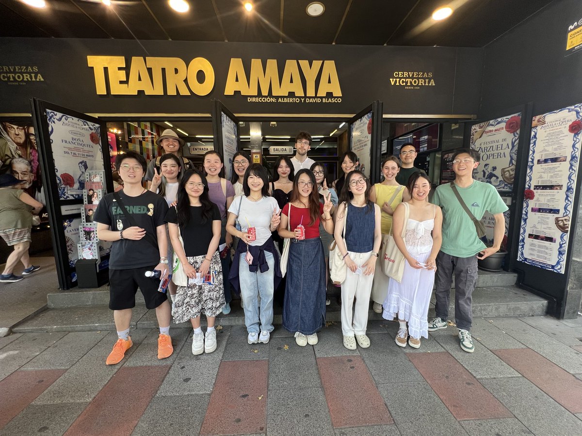 Salida al teatro Amaya con alumnos del Centro Complutense para la Enseñanza del Español para ver "La Rosa del Azafrán" con la profesora Isabel Piera el 15/06/ 2025.