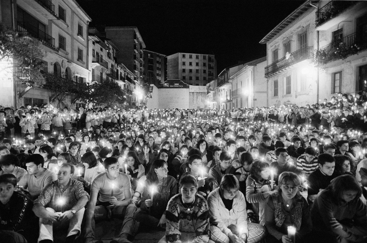 Hoy comenzamos los eventos de conmemoración por el 28º aniversario del asesinato de Miguel Ángel Blanco.

📸 Por ello, queremos aprovechar para hablar sobre la fotografía que acompañará todos los actos que se celebren y agradecer a Jesús Uriarte, el fotógrafo autor de esta