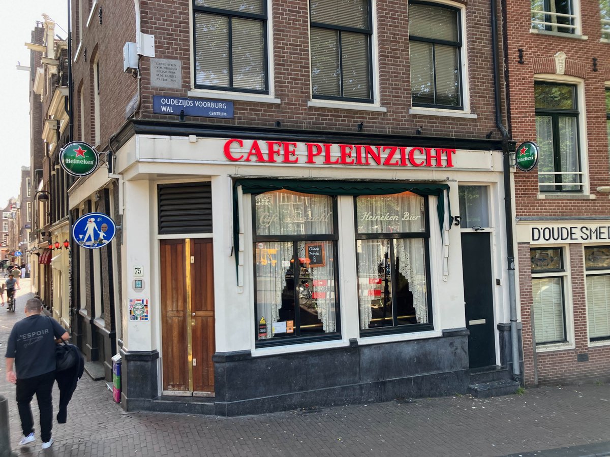 Dit doet pijn aan de ogen, neonverlichting op de gracht schuin tegenover de Oude Kerk, middenin een beschermd stadsgezicht: het mag niet en toch gebeurt het. Omdat het kan.